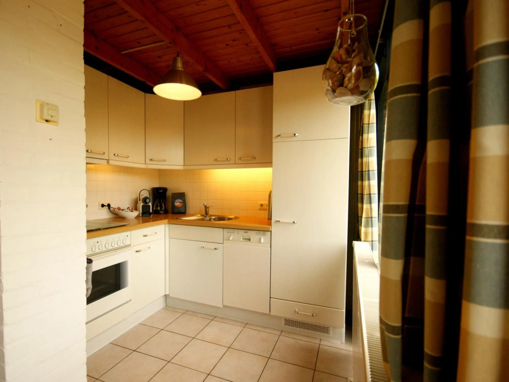 Holiday Home near Beach with Pool Access