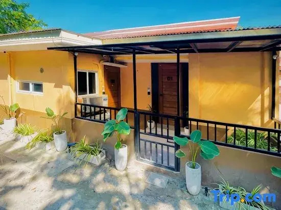 Easy Access Stay, Minutes from Airport on Main Road