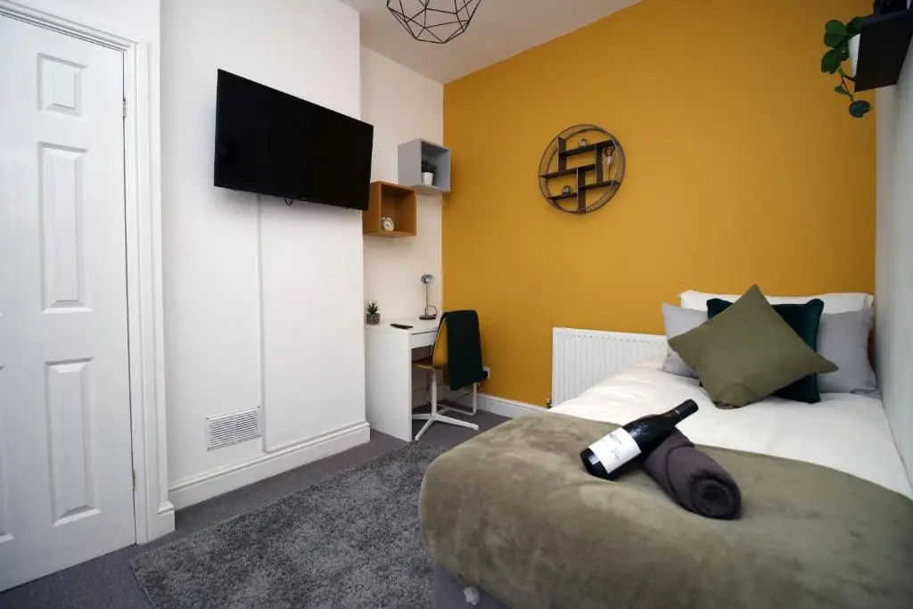 City View - 2 Bed City Center Apartment With Street Parking - Sleeps 6 - By DYZYN