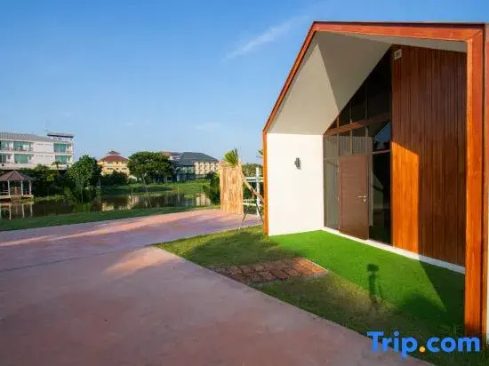 THE O-ZONE AIRPORT Riviera Lodge