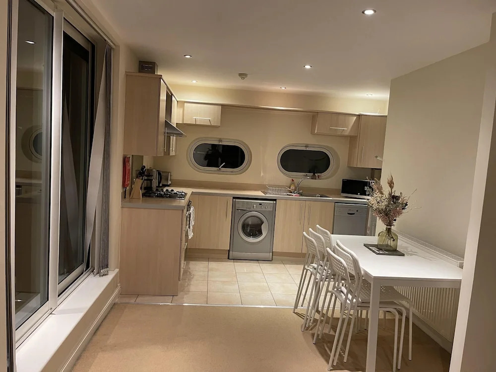 Free Parking Near City Centre & Stadium Sleeps 6-8