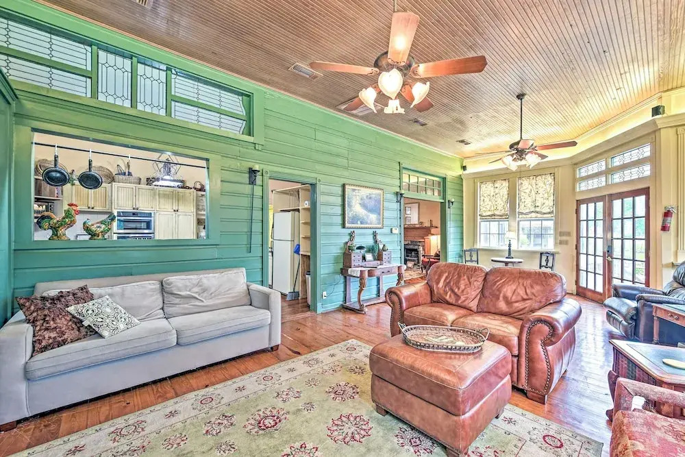 The Lilly House: Historic Glen Rose Home w/ Porch!