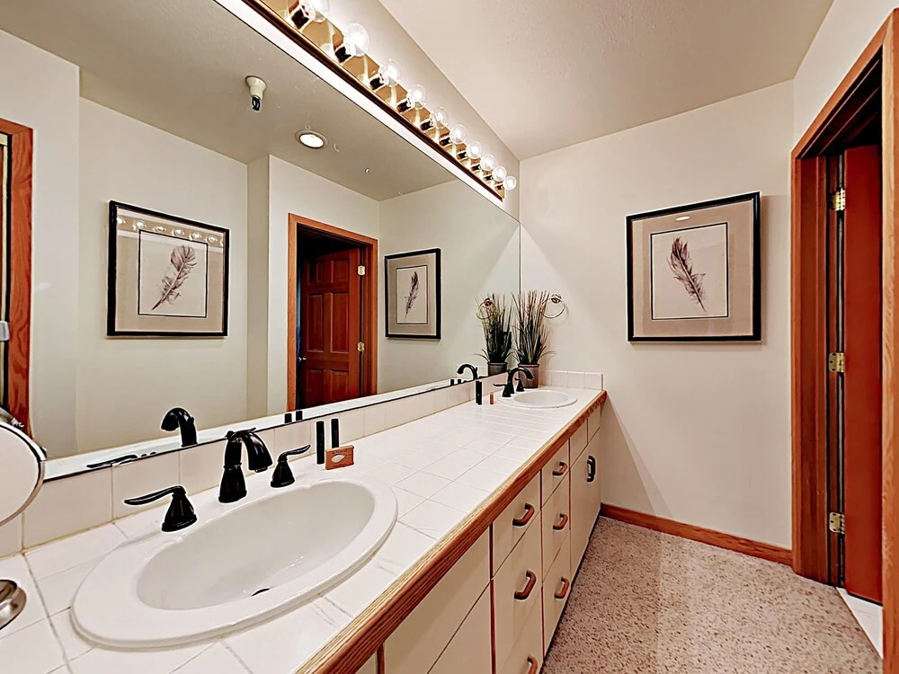 New Listing! Alpine Gem: Private Hot Tub & Sauna 3 Bedroom Townhouse