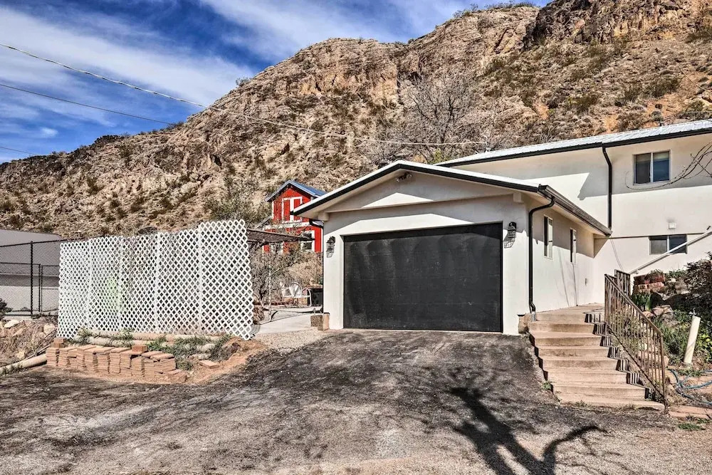 On-site Trails! Hot Tub Hideaway in Zion Area