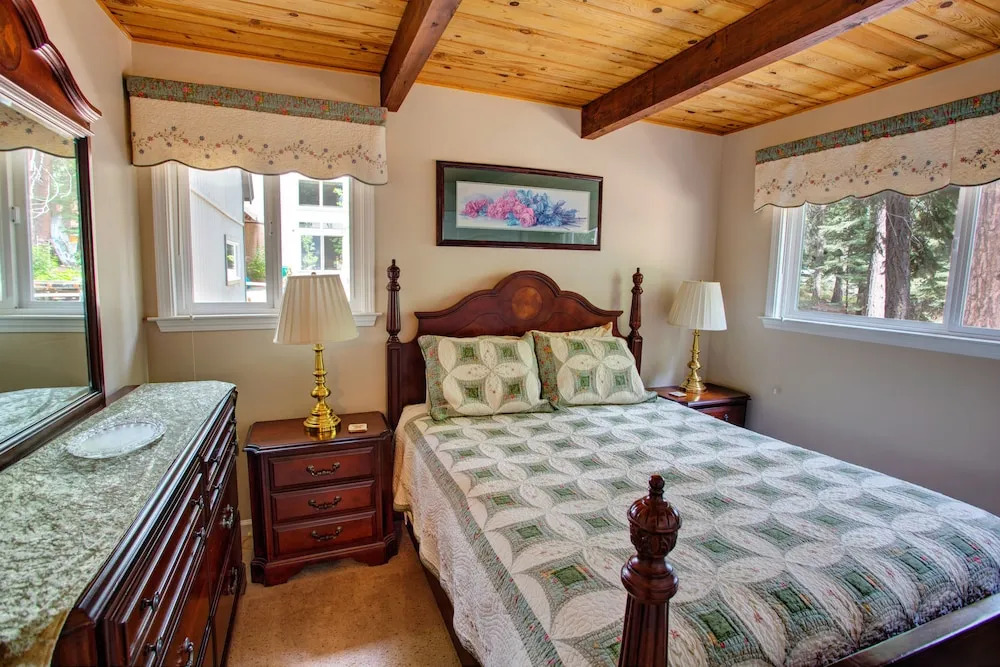 Lloyds Lodge Vacation Rental 4 Bedrooms 2 Bathrooms Home