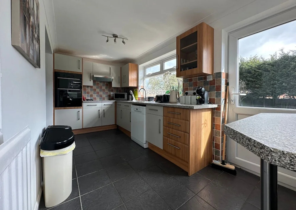 Spacious 5 Bedroom With 4 Baths Off-road Parking