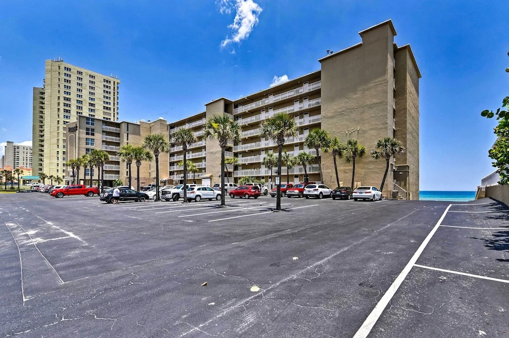 Walk to Ocean: Bright Daytona Beach Condo!