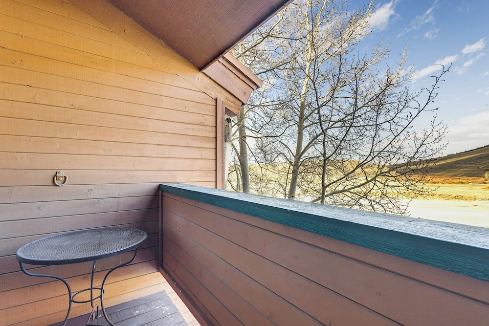 Pool & Hot Tub Access at Top-floor Granby Getaway!