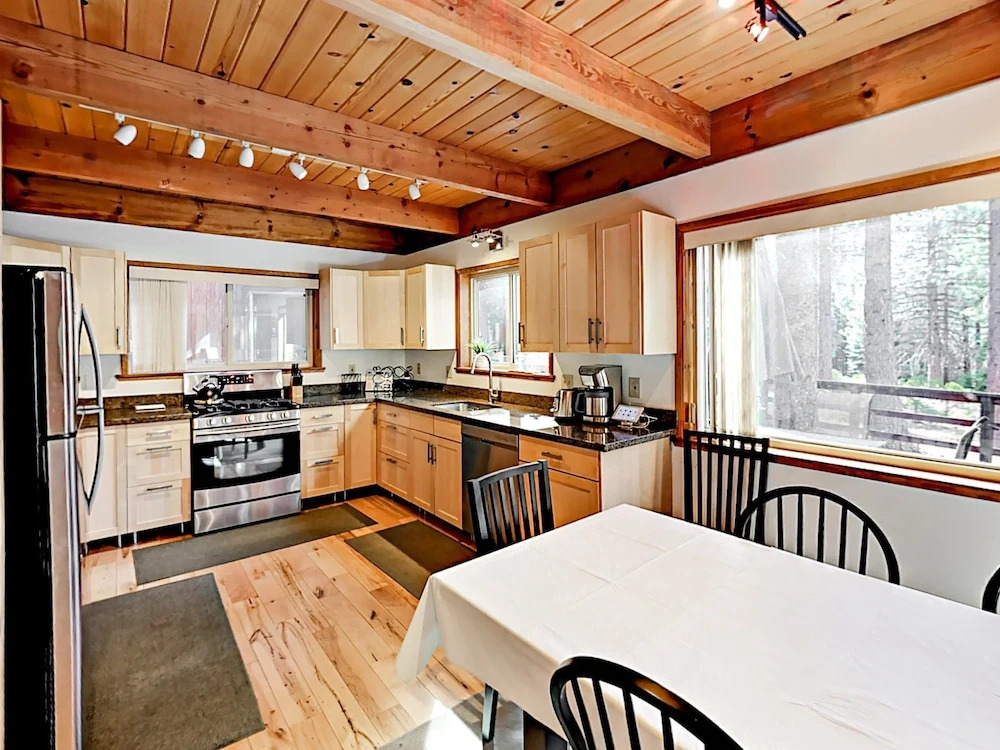1262 Pine Valley Rd House by RedAwning