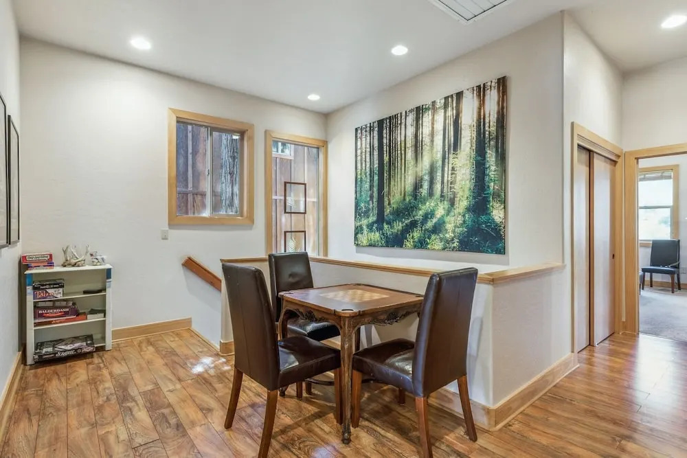 Dog Friendly Summer Vacation Hub Near Town 4 Bedroom Home by Redawning