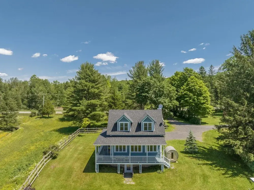 North House - Lovely Lac-Brome 3 Bedroom Lakefront Cottage