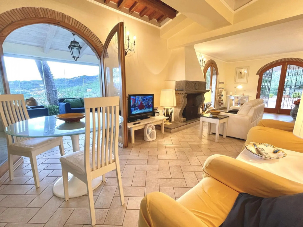 Villa in Posizione Panoramica-Villa Punta Pareti