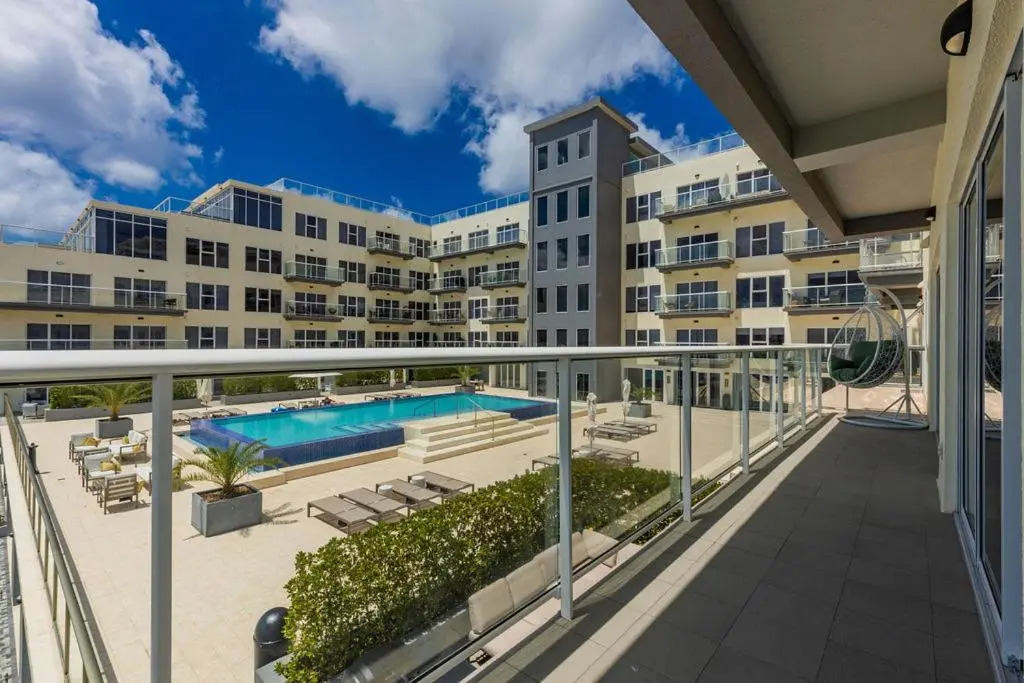HH-2BS317 - Magnificent Corner Unit with all the Views
