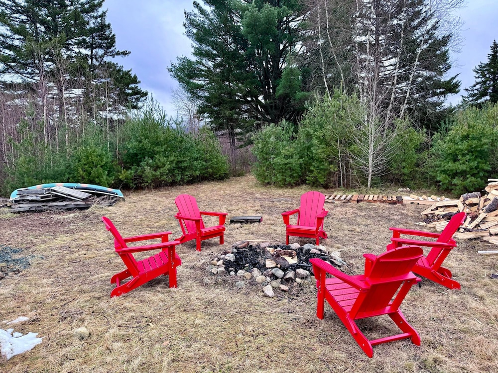 Renovated Farmhouse on Snowmobile Trail With Firepit & Mountain Views, 10 min From Bretton Woods