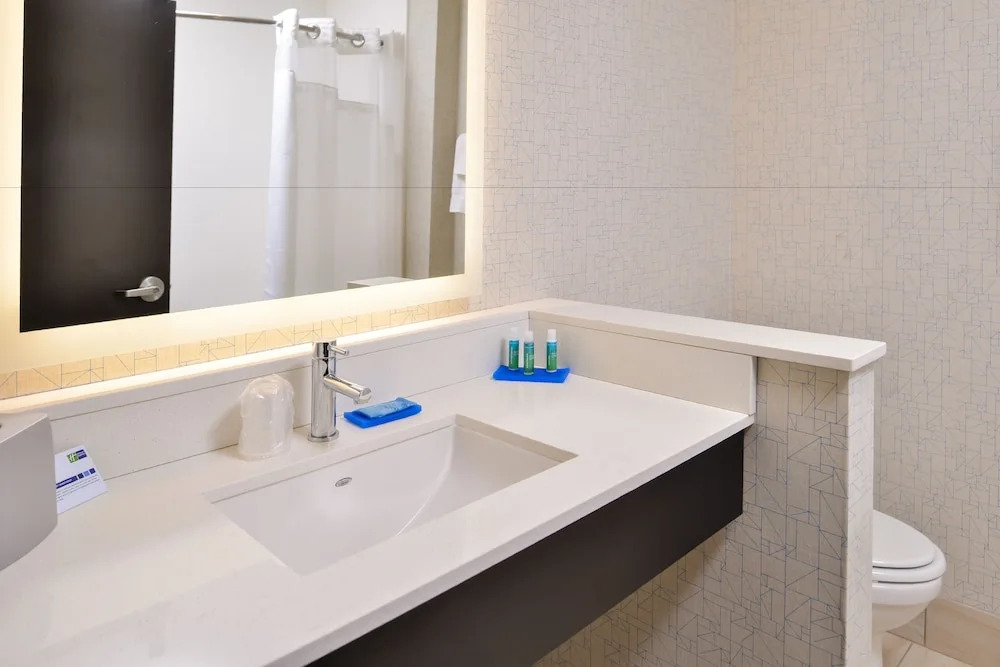 Holiday Inn Express & Suites - Kansas City - Lees Summit by IHG