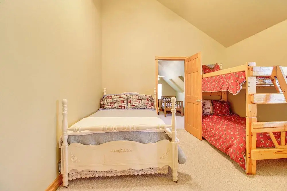 Great for Gatherings! Family Cabin in Lakeside