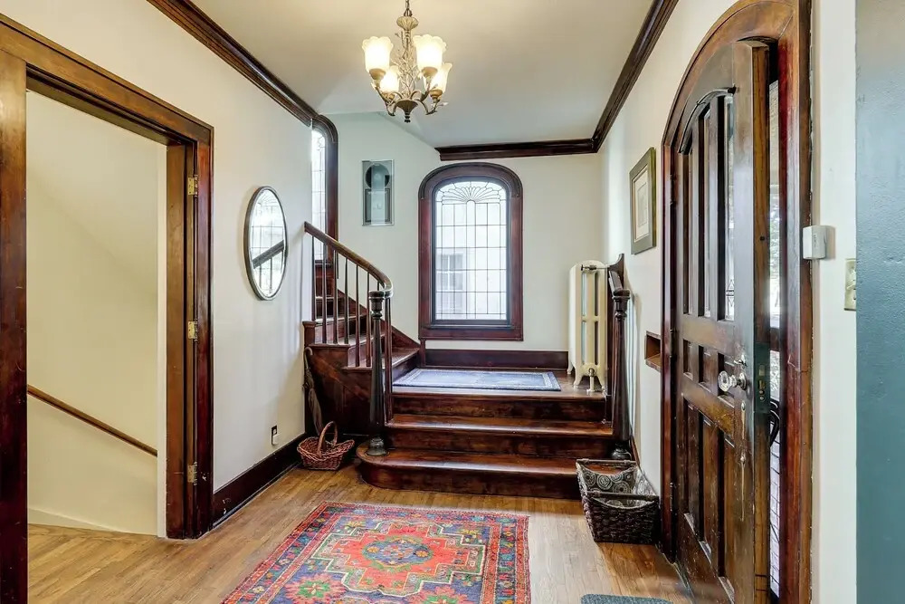 Historic Home Overlooking Central Riverside Park!