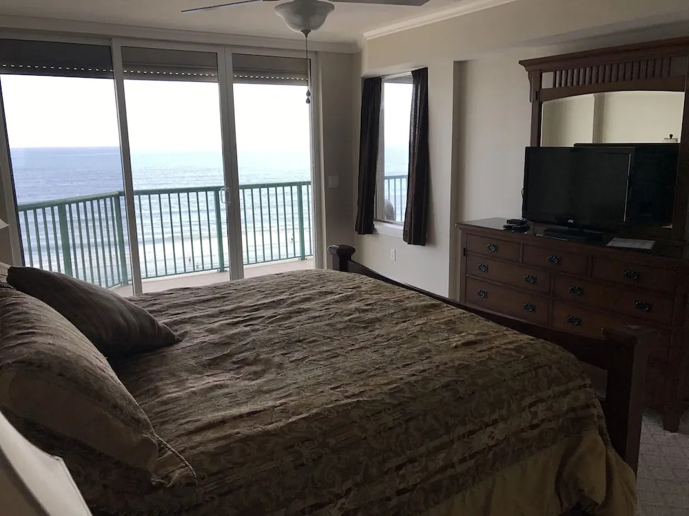 Dimucci TT 708 3 Bedrooms 3 Bathrooms Condo by Redawning