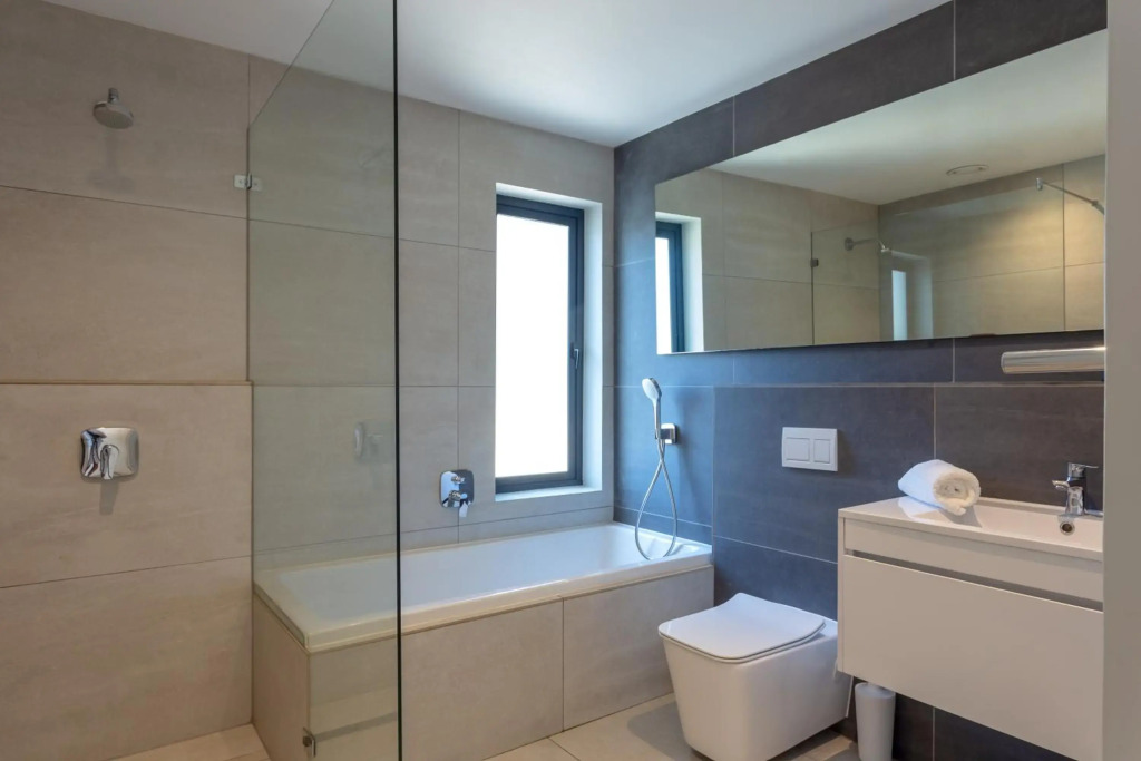 Trendy 2 bedroom apartment in Greenpoint, Cape Town.