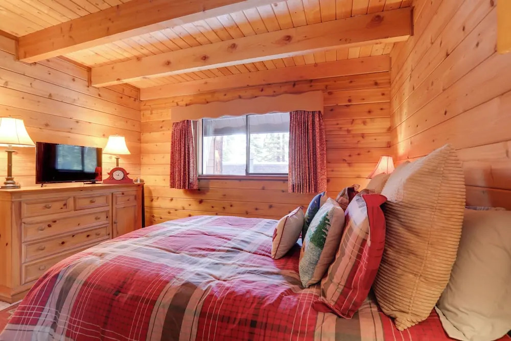 2 Mi to Northstar Resort: Idyllic Cabin w/ Shuttle