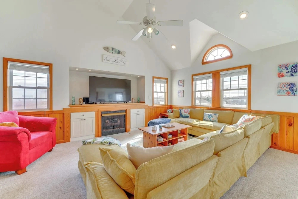 Walk to Pier: Spacious Coastal Home