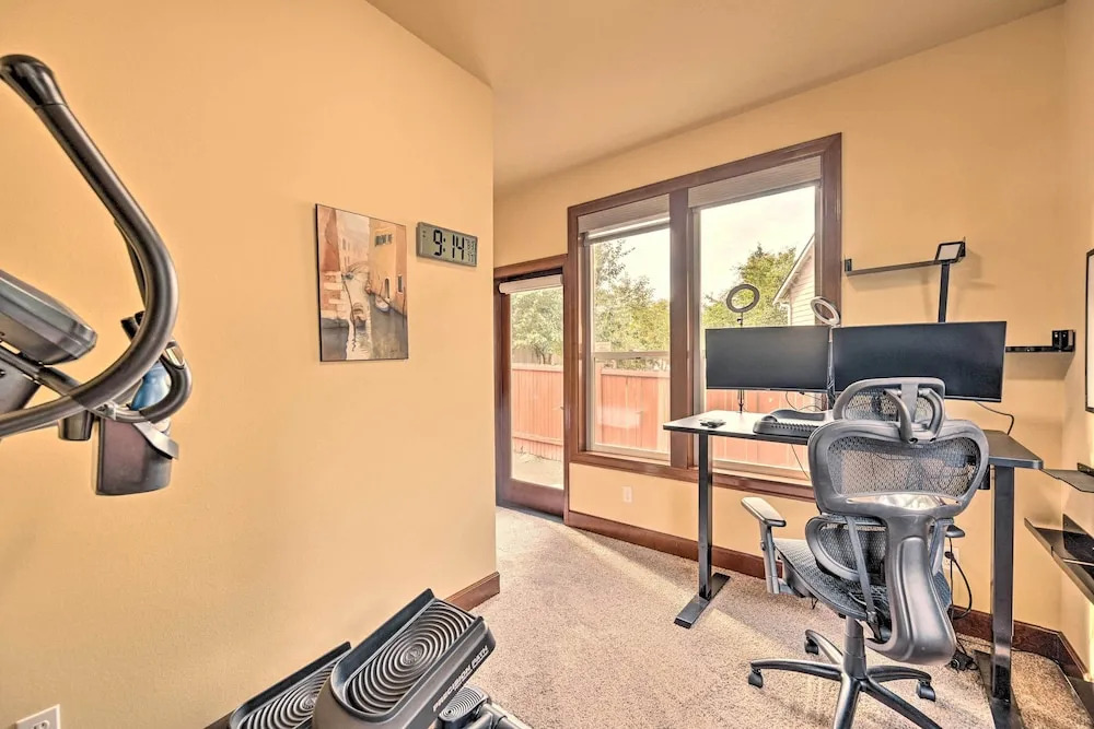 Spacious Kirkland Home 15 Mi to Dtwn Seattle!