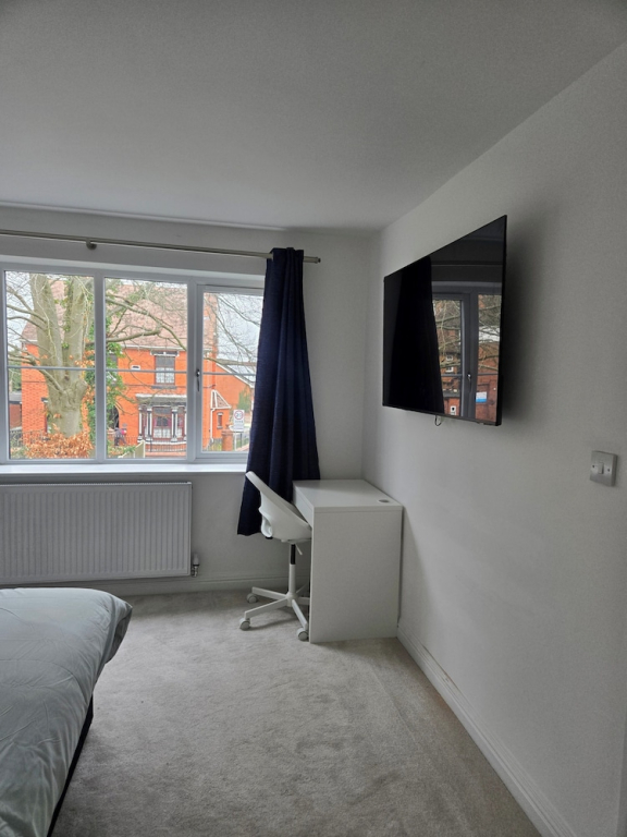 8 Bedroom House Sleeps 20 - Private Garden
