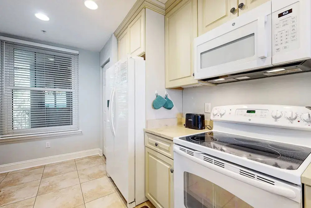 Oceanfront Condo With Great Ocean View, Balcony, Fast Wifi & 2 Shared Pools