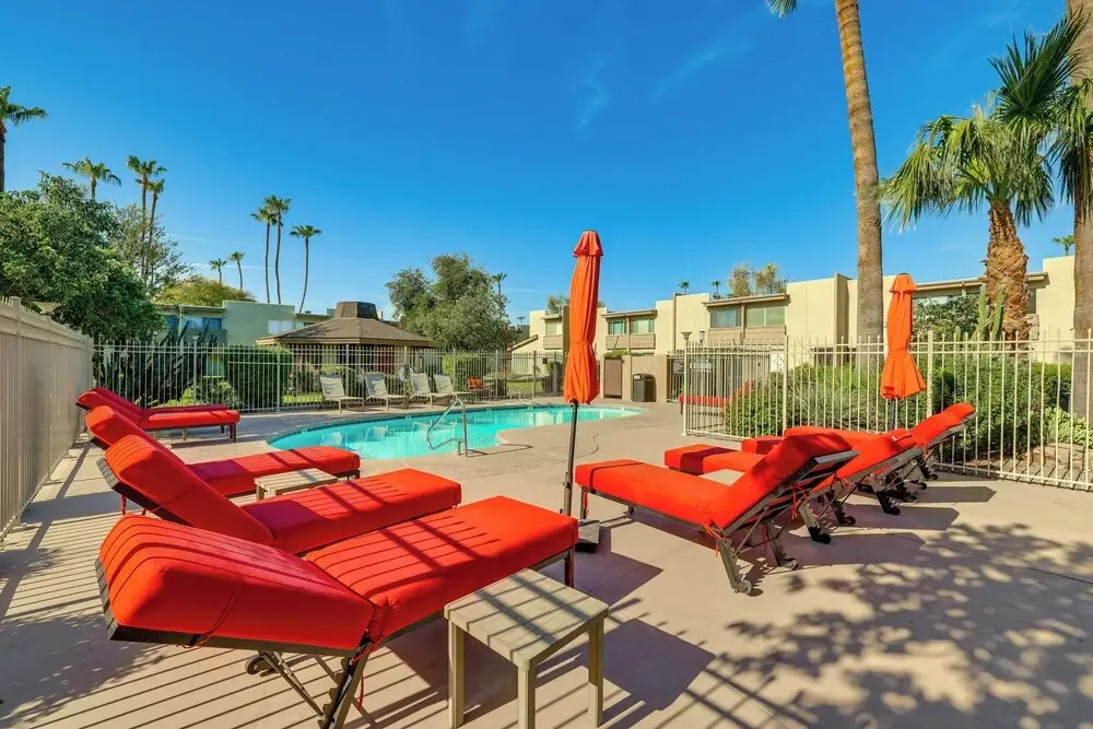 Unwind Poolside, Walk to Old Town! Scottsdale Unit