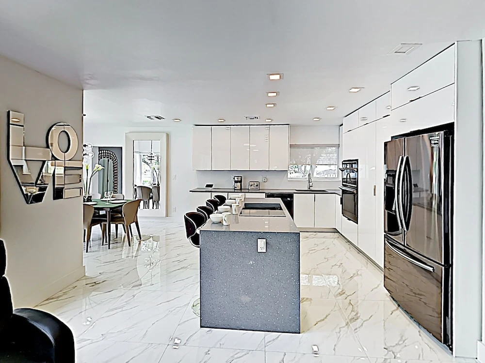 New Listing! Ultra-modern Luxury W/ Hot Tub 4 Bedroom Home