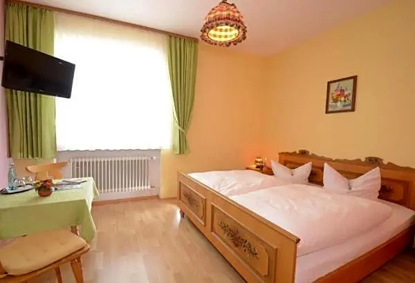 Gasthof zur Post Hotel und Parkplatz