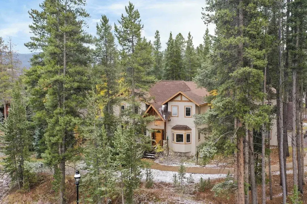 River Rock by Avantstay 8 Bedroom Ski Estate w/ Hot Tub & Movie Theatre 10 Min Walk to Mtn
