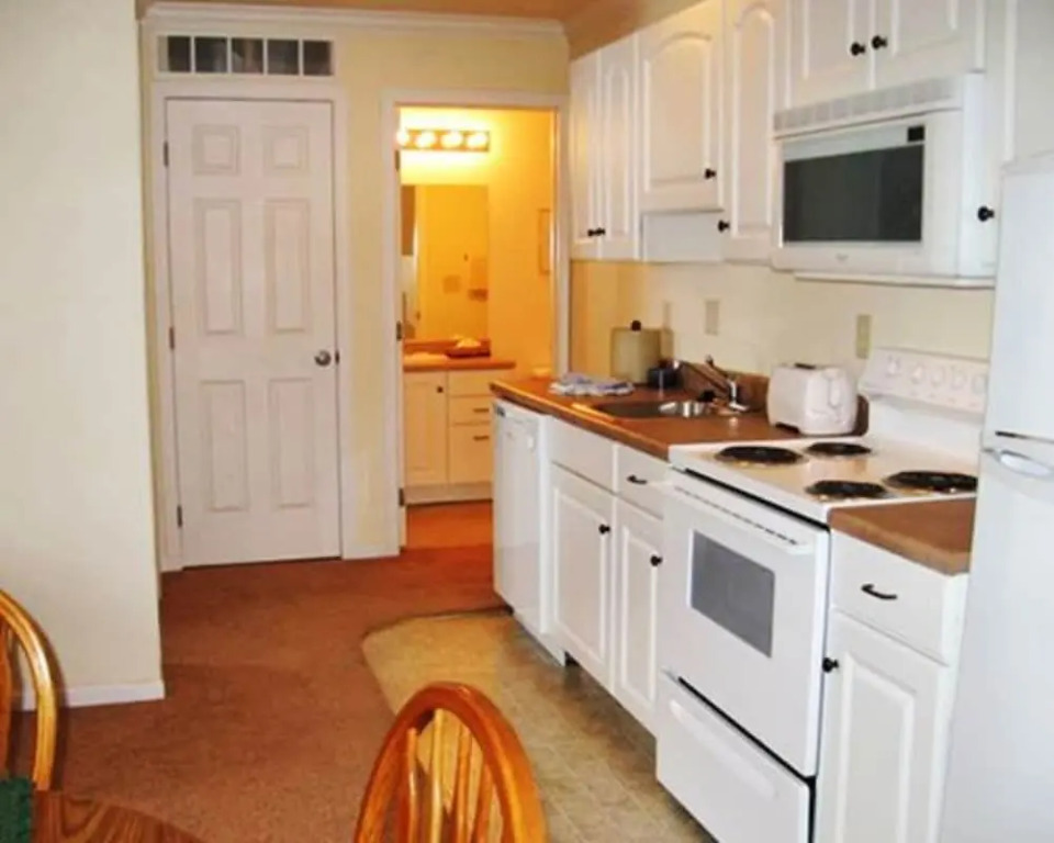 4 Bedroom House- Rustic Style Next to Spirit Lake