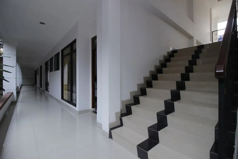 RedDoorz Premium near Stasiun Lenteng Agung
