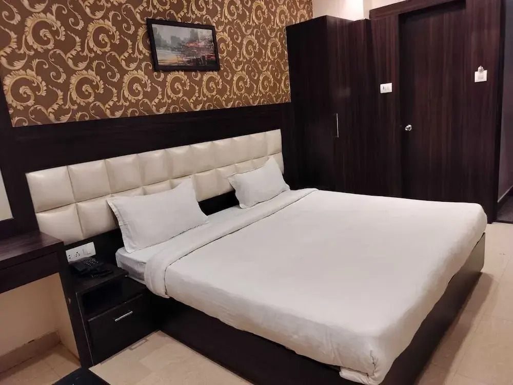 Hotel Golden Crown - 600m to Kashi Vishwanath Temple