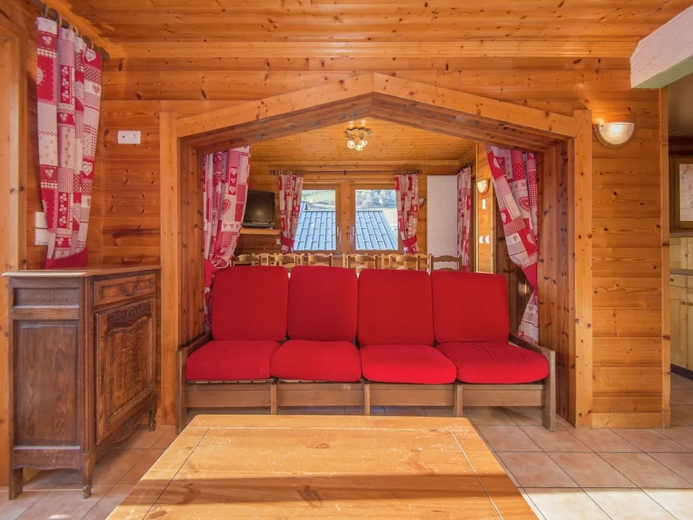 Comfortable Detached House for 14 People at the Lively Les Gets