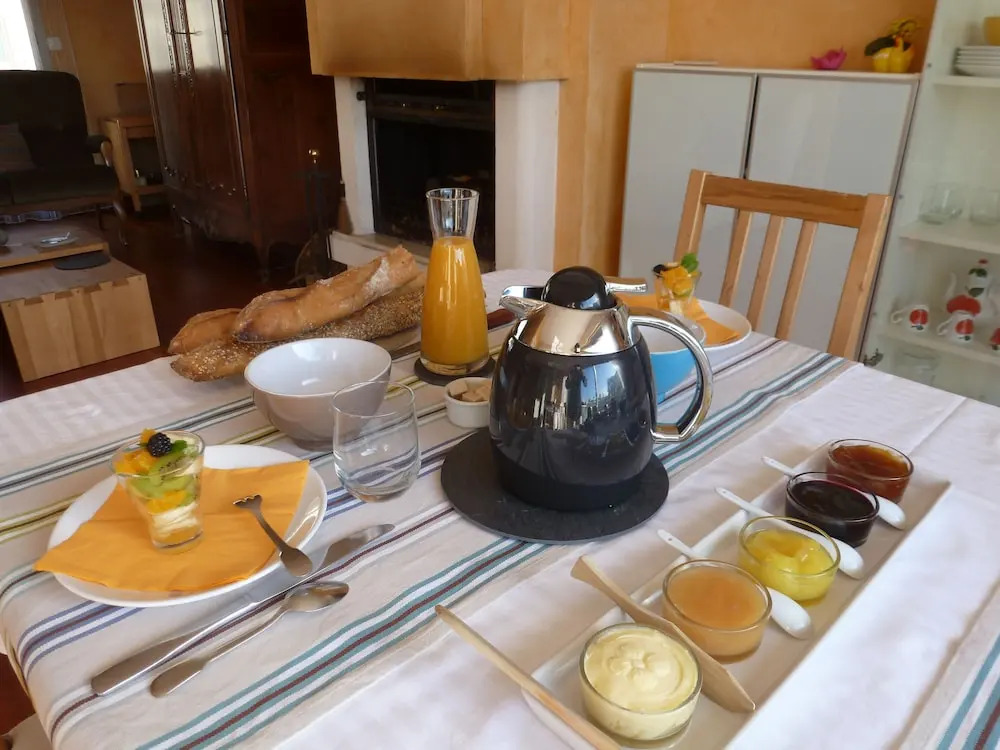 A La Maison Jaune
