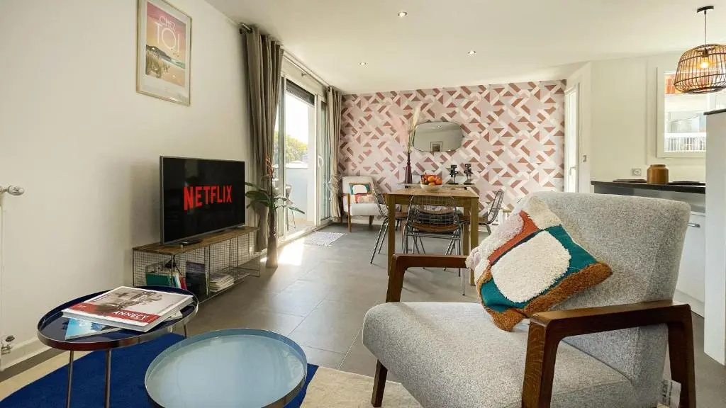 HOMEY MONTAIGNE - New - A 1 min à pied du LAC D'ANNECY - 2 Balcons privés - Appartement avec 2 chambres - Stationnement gratuit toute l'année sauf en été - juin à août