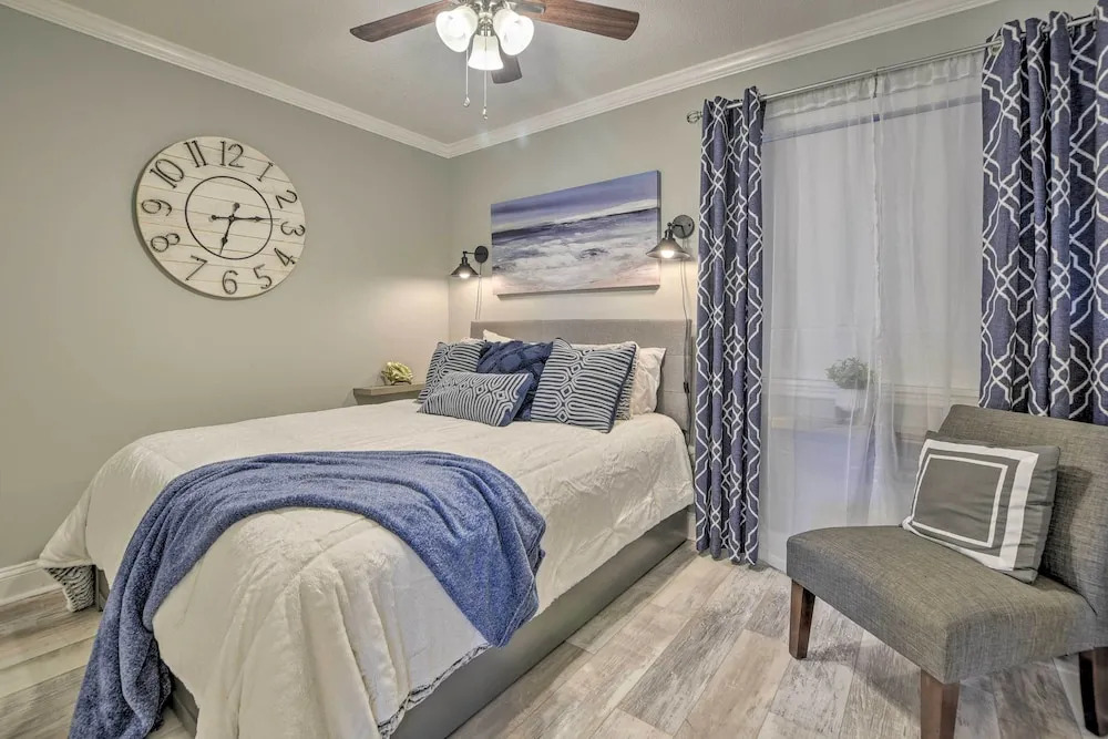 Beachfront Condo w/ Balcony: Walk to Apache Pier