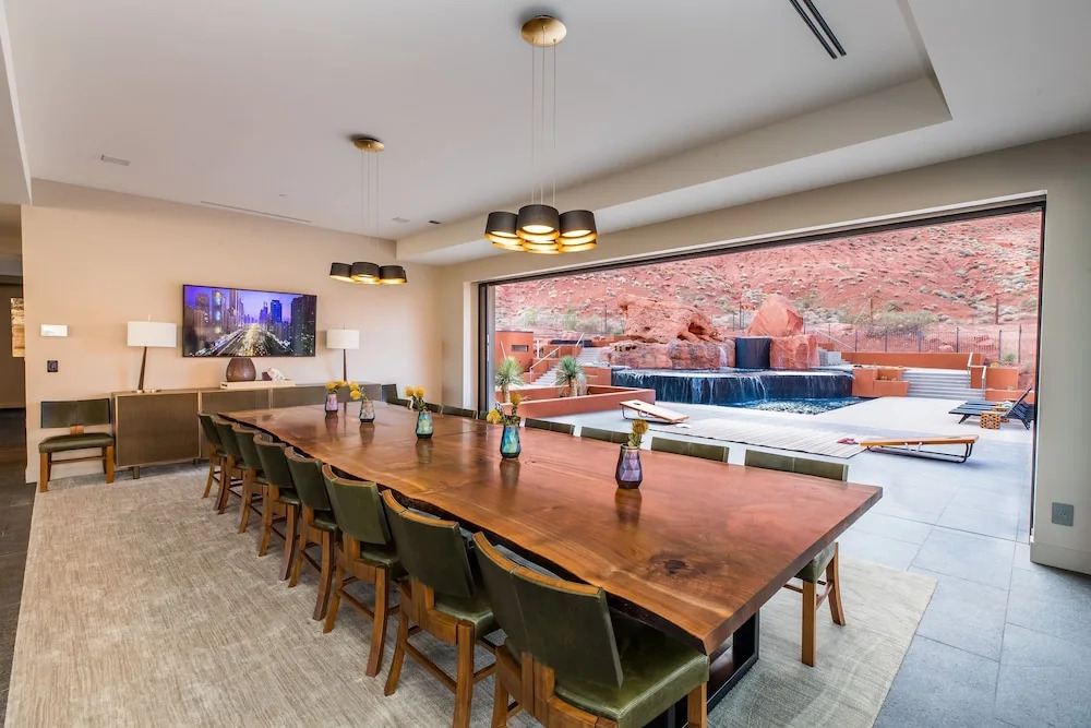 Luxury Service 3 King Suites & Pool – Sleeps 8 – Daily HK home