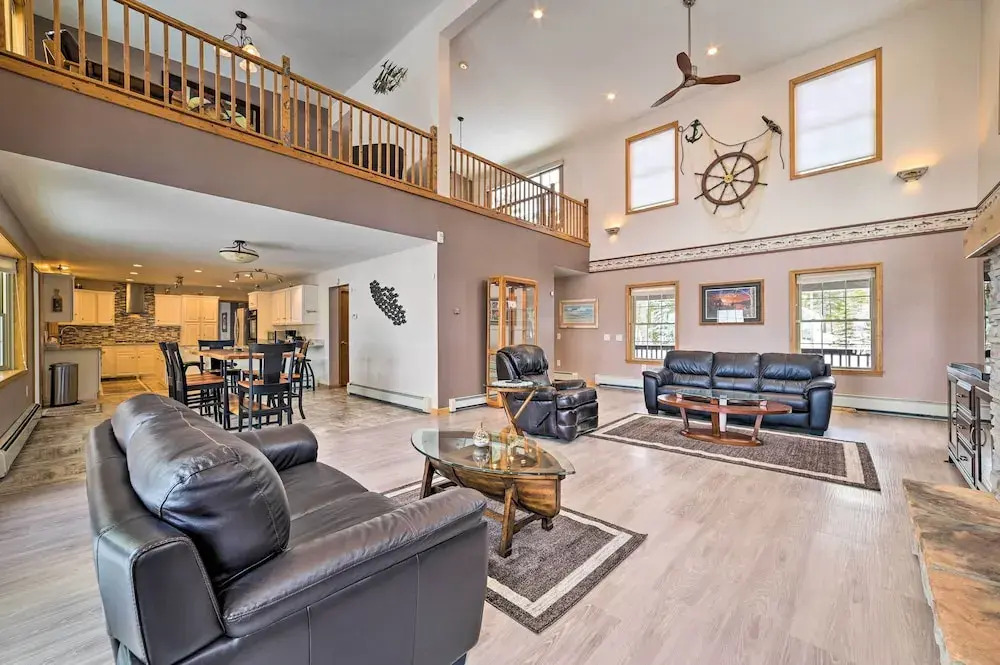 Spacious Lakefront Home w/ Sunroom & Bar
