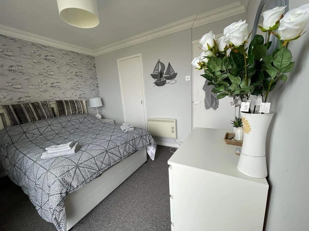 Villa - Sleeps 6 - Pets Ok - Pool - Parking