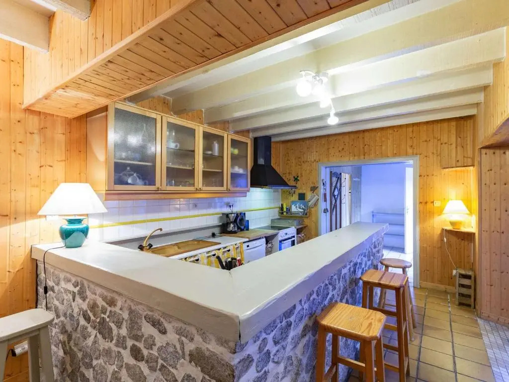 Maison au centre du village, cour privative, au calme, Wi-Fi, cheminée, idéale pour familles. - FR-1-401-234