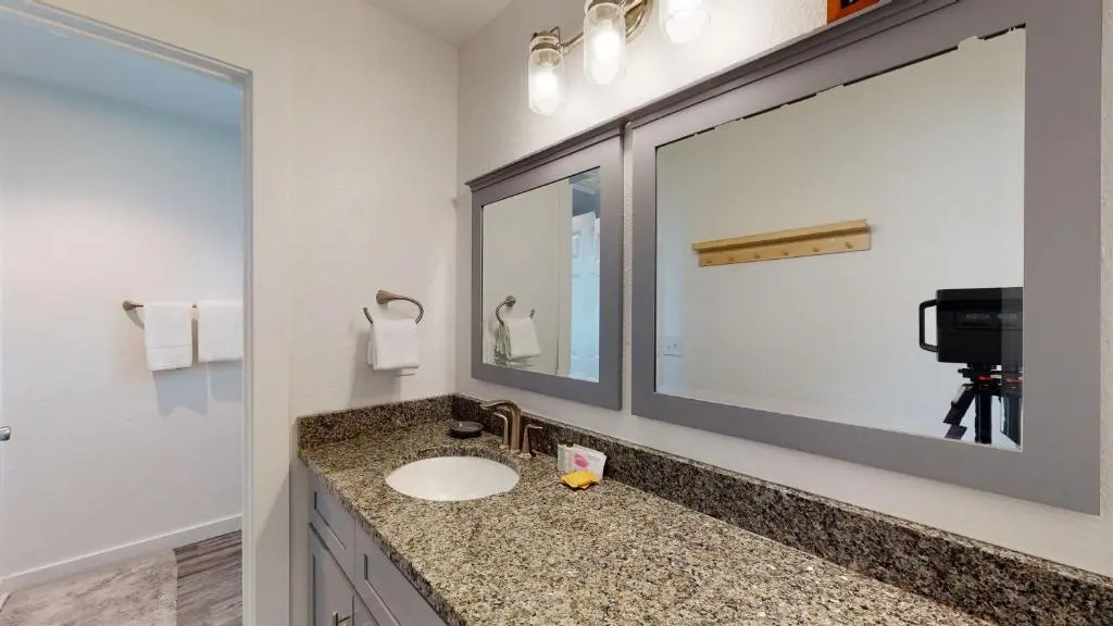 AH-H130 Newly Remodeled Ground Floor Condo, Close to PoolHot Tub