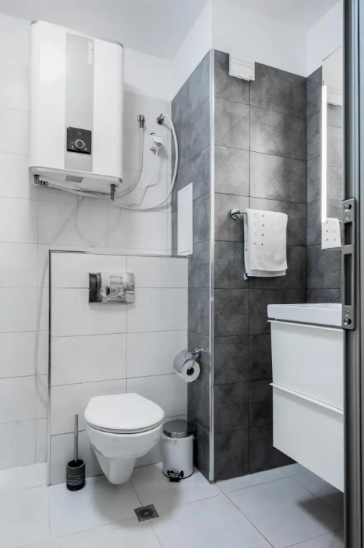 New Stylish 1-bedroom Flat in Business District