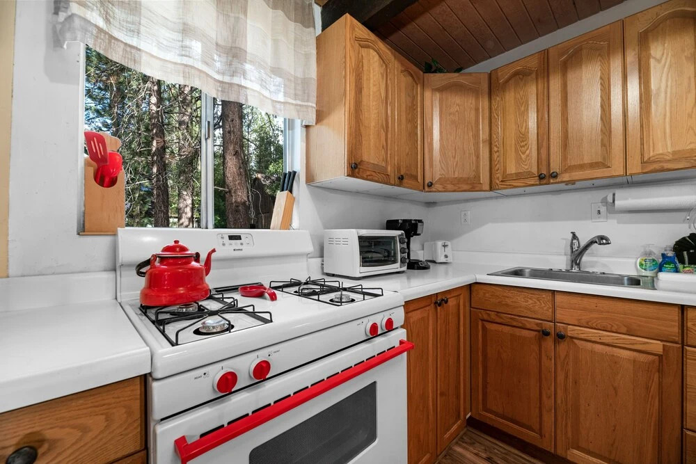 Pinecone Cabin - Cozy And Charming Cabin In A Prime Location! Beautiful Wood Burning Fireplace! 2 Bedroom Home