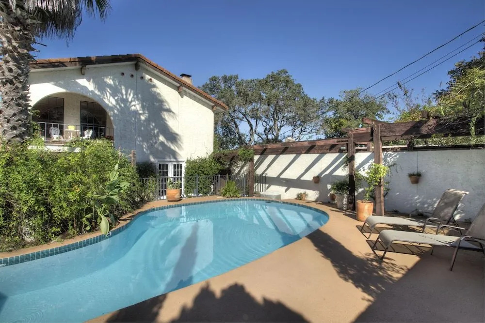 Lakehouse Bed and Breakfast