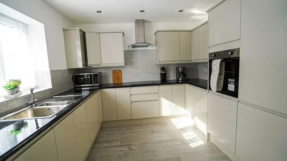 Modern 4-Bedroom Home with Free Parking