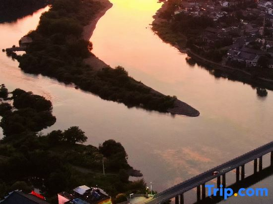 Taohuatan River View Pool Yulongtanpan Inn