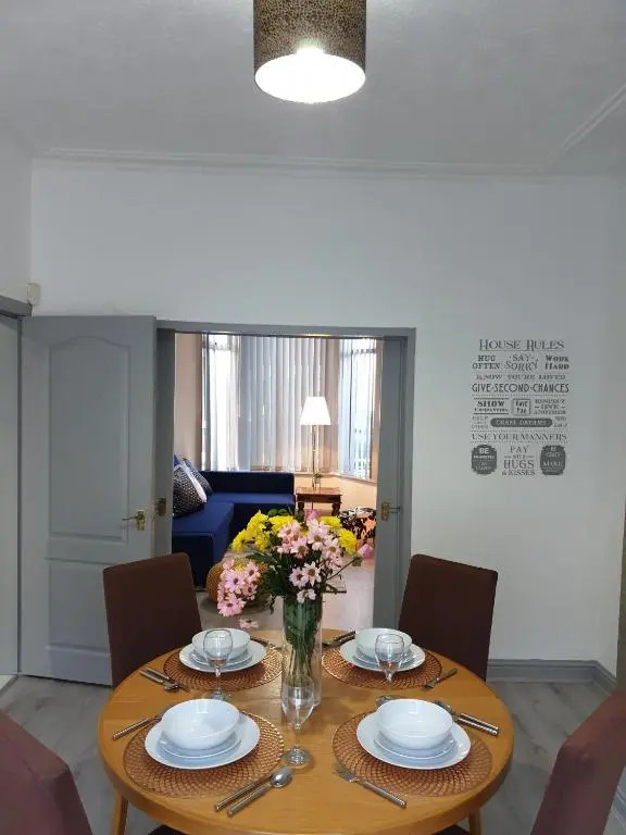 Superb Spacious House For Contractors & Families & Private Parking By Liverpool Short Stay